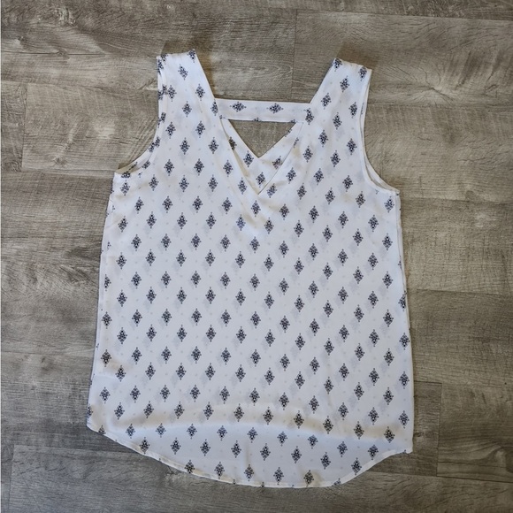 Maurices Medallion Print White V-Neck Tank Top Size Small - Picture 2 of 3